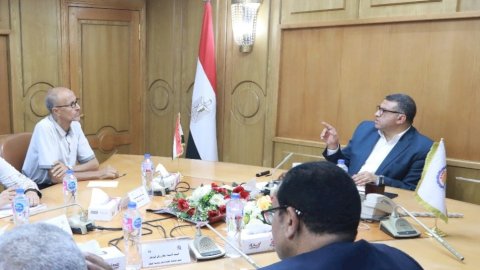 محافظ قنا يبحث تعظيم الموارد المحلية للمحافظة واسترجاع حق الدولة