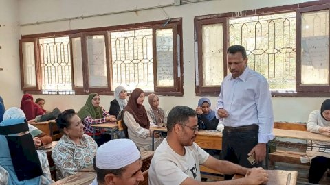 عبدالواحد يتابع البرنامج التدريبي لتنمية مهارات معلمي العلوم بأبوتشت