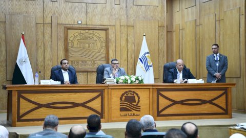 محافظ قنا يستجيب لعدد من شكاوى المواطنين في اللقاء المفتوح