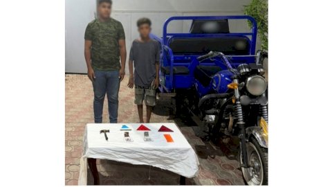 نكشف فيديو قيام عاملين بسرقة إشارات العواكس الضوئية الخاصة بأحد الطرق السريعة بالشرقية