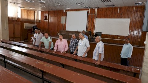 رئيس جامعة قنا يتفقد جاهزية القاعات الدراسية استعدادًا للعام الجامعي الجديد