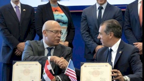 قنصل مصر العام في لوس أنجلوس يتسلم ٤٨ قطعة أثرية مصرية مستردة من الولايات المتحدة