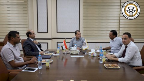 رئيس جامعة قنا يرأس اجتماعاً لبحث إطلاق تطبيق لحوكمة الأداء والأجور الإضافية