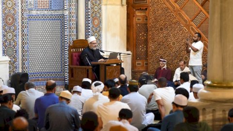 انطلاق مجالس قراءة كتاب «الشمائل المحمدية» للإمام الترمذي بمسجد الإمام الحسين احتفالًا بالمولد النبوي الشريف