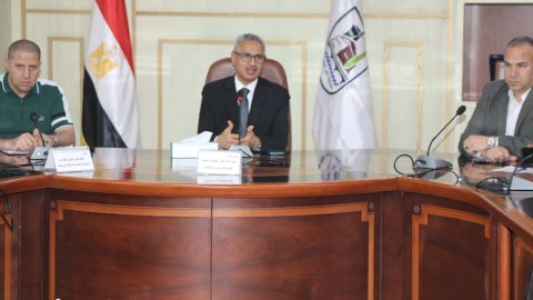 محافظ بني سويف يعقد اجتماعاً لانطلاق حملات الموجة 30 لإزالة التعديات