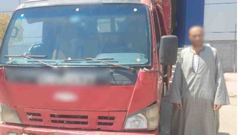 نكشف فيديو قيام قائد سيارة بتحميل حمولة زائدة دون تأمينها بالفيوم