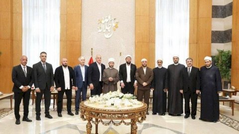 وزير الأوقاف يستقبل وفدًا من داغستان بمسجد مصر الكبير