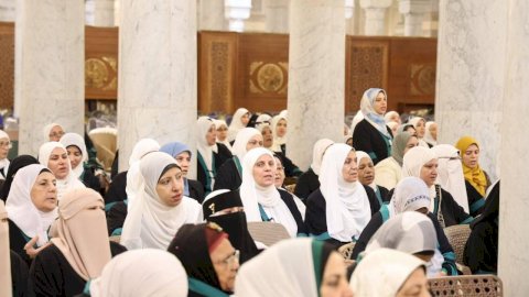 وزير الأوقاف يلتقي واعظات الوزارة بمسجد السيدة زينب -رضي الله عنها