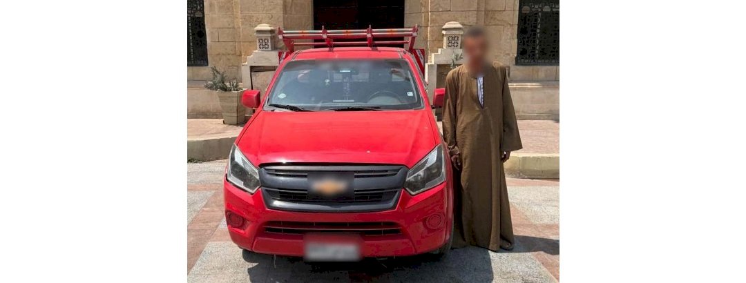 ضبط سائق سيارة "بدون لوحات معدنية" لقيامه بمطاردة سيدة والإصطدام بسيارتها بالقاهرة