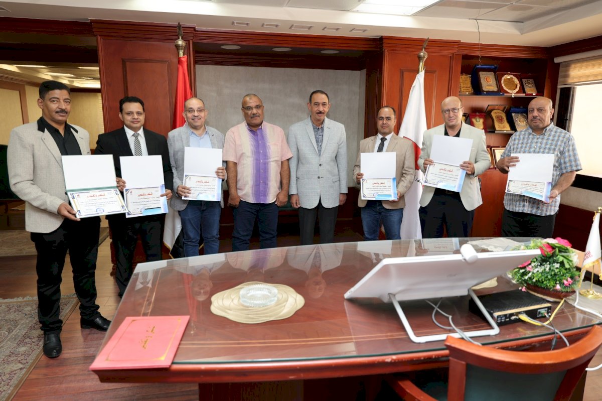 محافظ سوهاج يكرم أوائل المتدربين على مستوى الجمهورية ببرامج مركز التنمية المحلية بسقارة