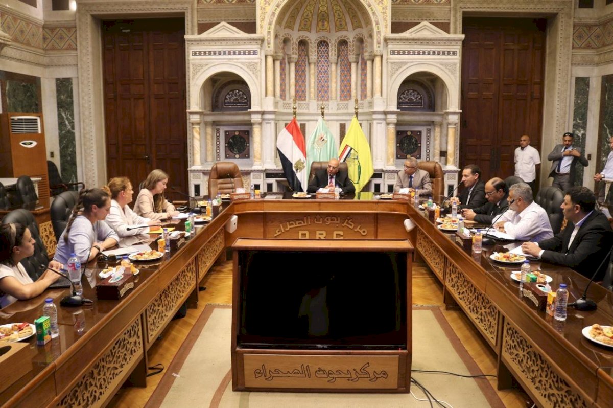 "بحوث الصحراء" يستقبل وفدًا من المركز الأسترالي للبحوث الزراعية للتعاون في كفاءة استخدام المياه