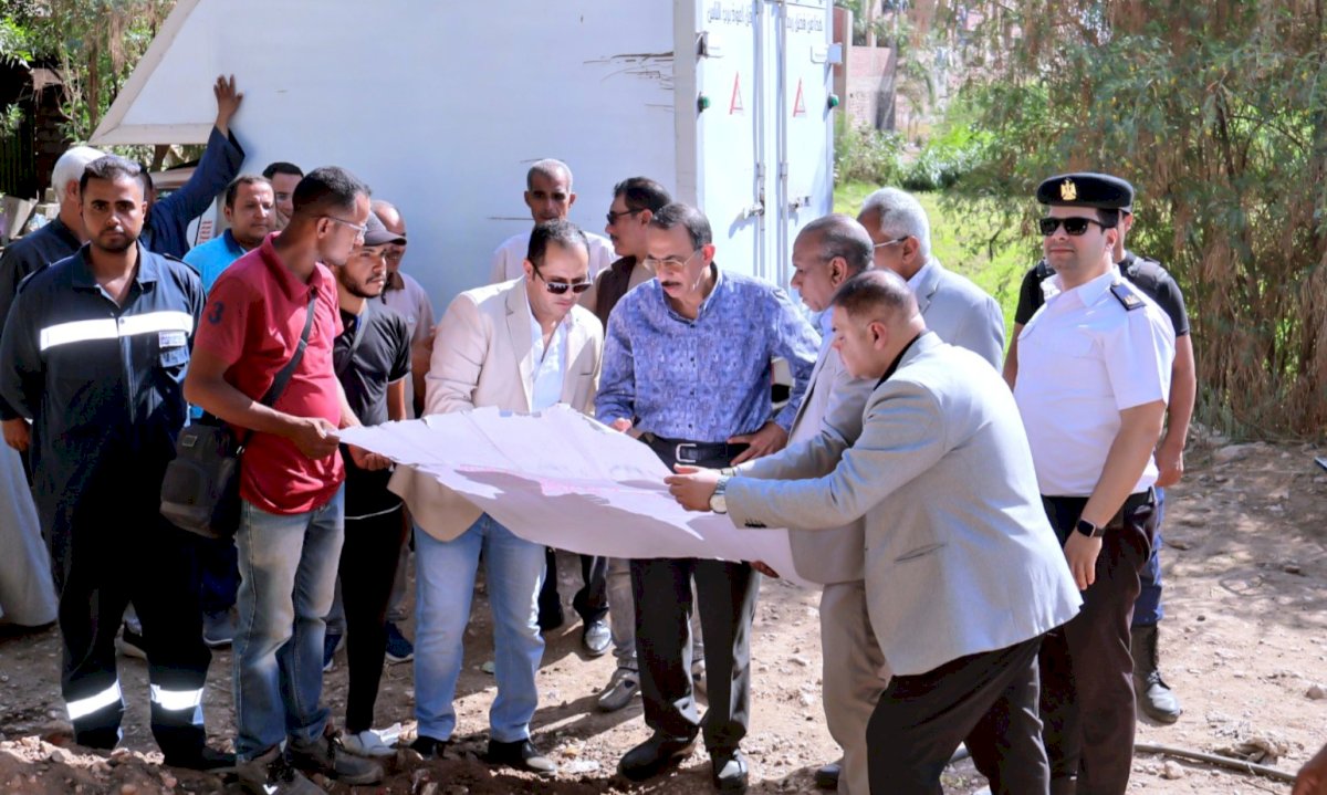 محافظ سوهاج يتفقد موقع تنفيذ وحدة تخفيض ضغط الغاز الطبيعي الثانية بمدينة ساقلتة