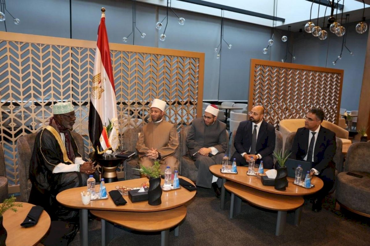 وزير الأوقاف يلتقي مفتي الكونغو علي هامش مؤتمر دور وهيئات الافتاء في العالم