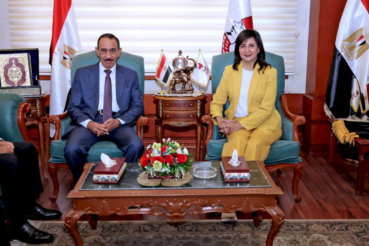 محافظ سوهاج يستقبل السفيرة نبيلة مكرم