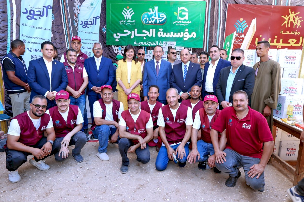 محافظ سوهاج والسفيرة نبيلة مكرم يتفقدان القافلة الشاملة للتحالف الوطني ضمن مبادرة " إيد واحدة "