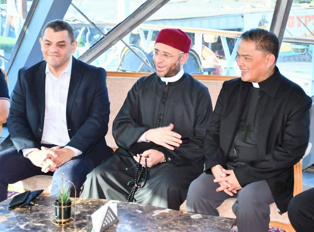 وزير الأوقاف يصطحب رئيس مجلس الأساقفة الفلبيني والوفد المرافق له في جولة نيلية