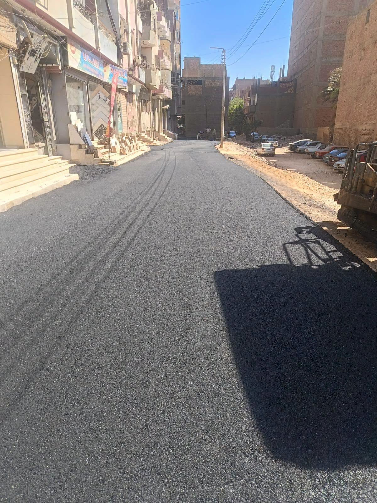 محافظ سوهاج يتابع  رصف 8 شوارع بمدينة أخميم