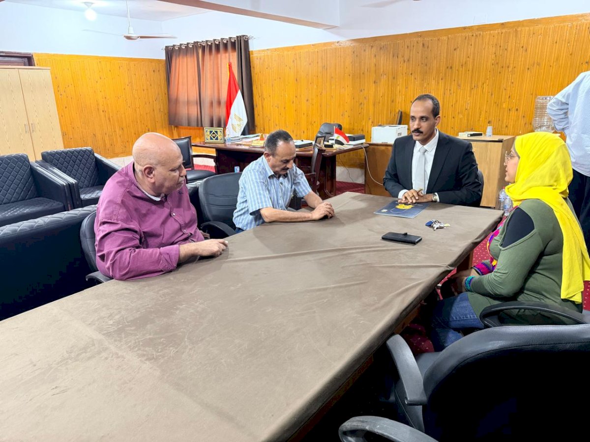 وكيل حقوق قنا لشئون التعليم والطلاب يبحث مع رعاية الشباب خطة الأنشطة الطلابية