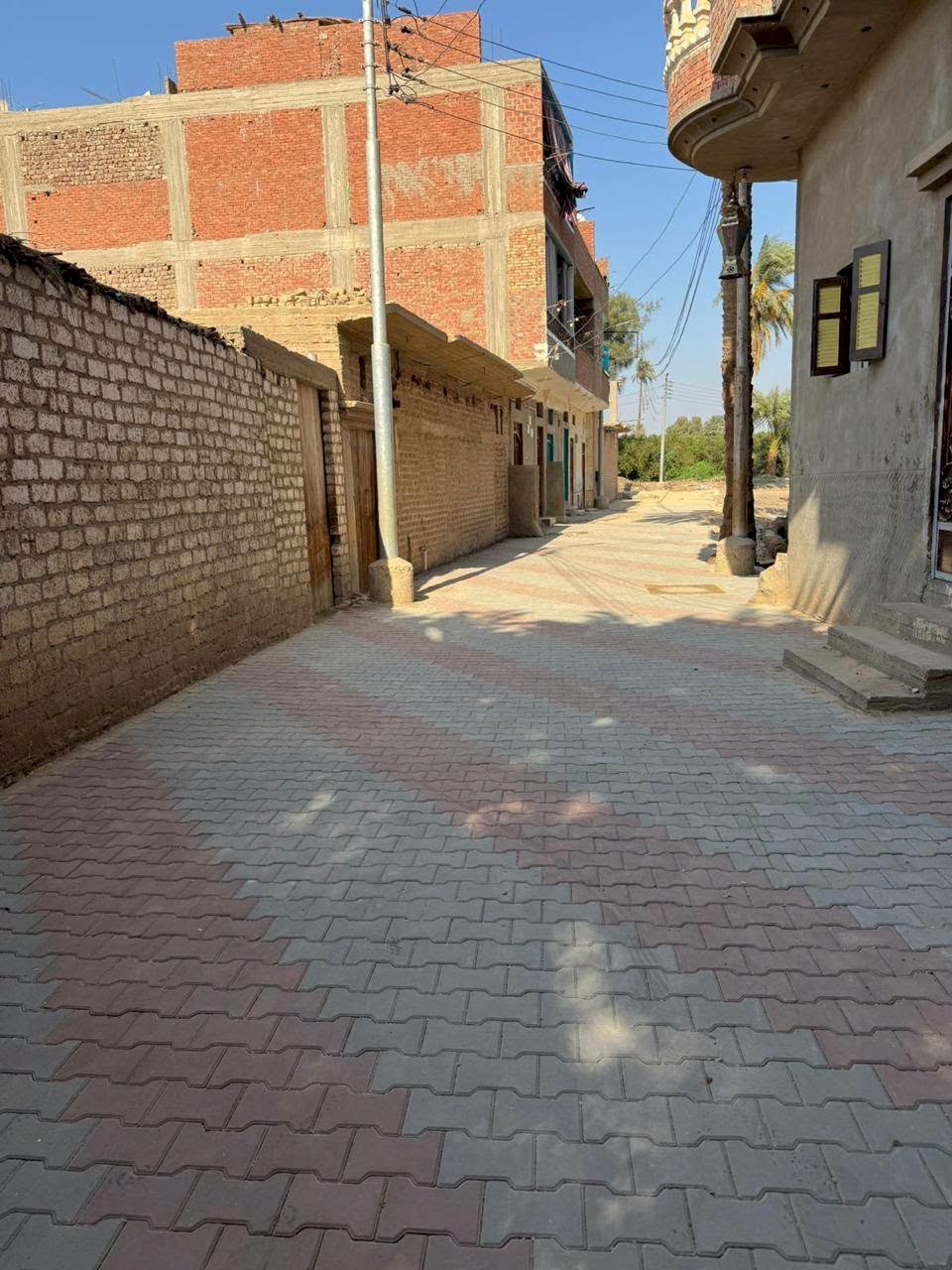 محافظ سوهاج يتابع تركيب بلاط الإنترلوك بشوارع قرية أم دومة بطما