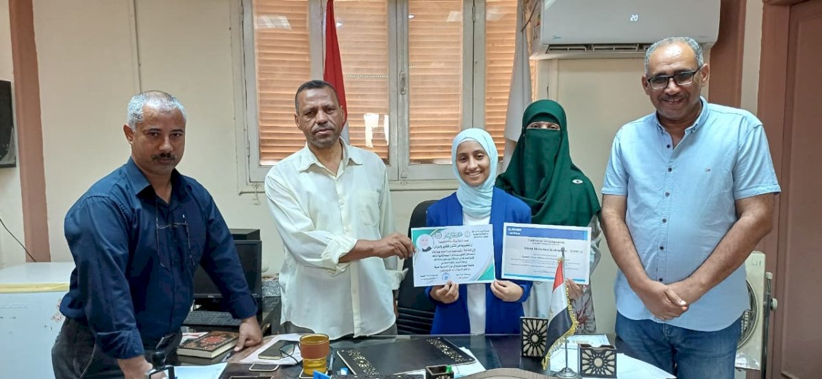 لتميزها فى البرمجة ..عبدالواحد يكرّم شهد عبدالعليم صاحبة المركز الأول بقنا