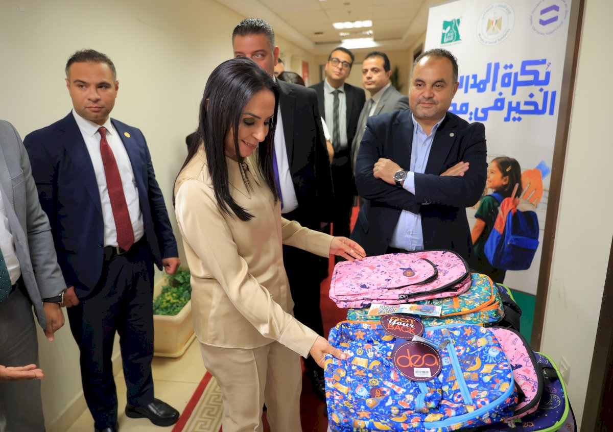 وزيرة التضامن تشارك المتطوعين  تجهيز الحقائب ضمن مبادرة «بكرة المدرسة.. الخير في مصر»