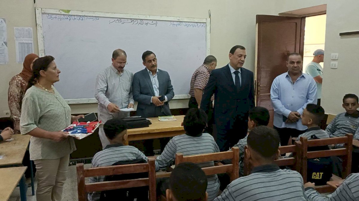 مدير تعليم بني سويف يستقبل الطلاب بالهدايا في أول يوم دراسة