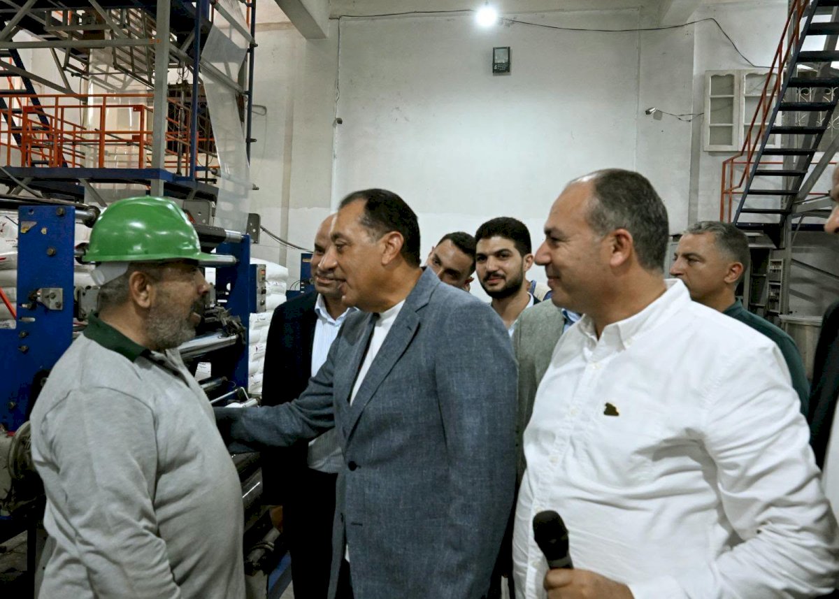 مدبولي يتفقد مصنع الشركة الوطنية للصناعات البلاستيكية بالمنطقة الصناعية ببلطيم