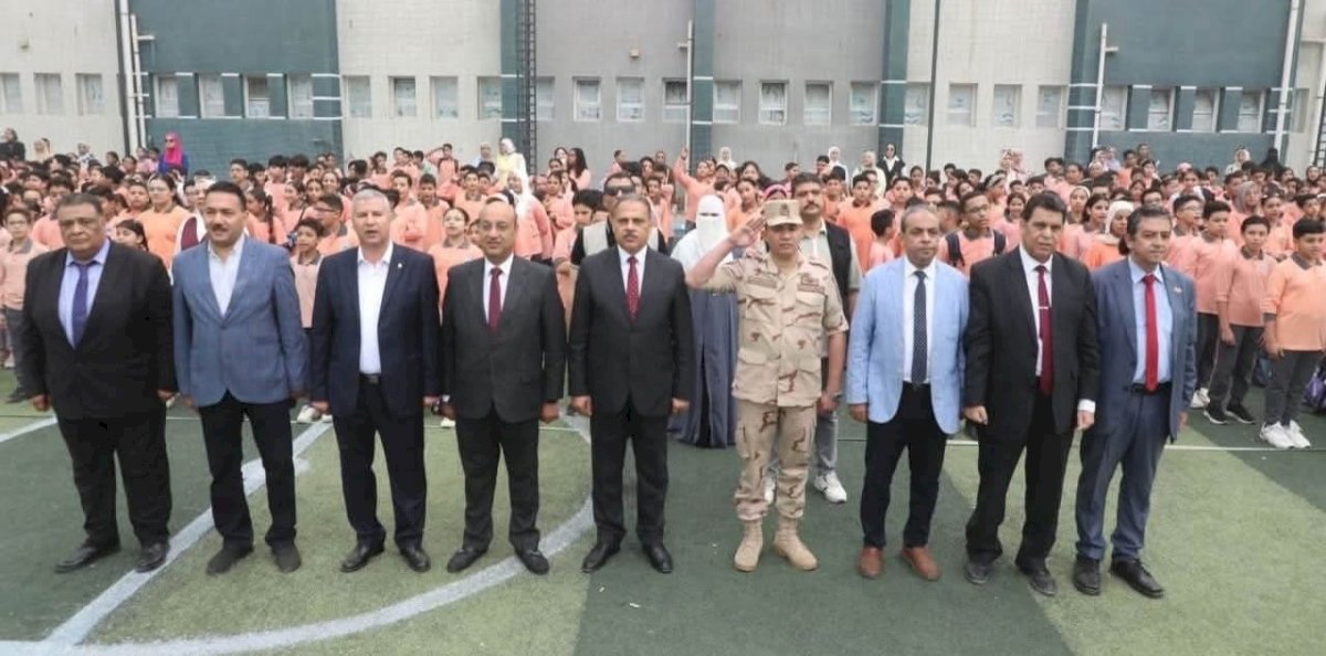 محافظ الشرقية بين الطلاب في أول أيام الدراسة والمدارس جاهزة