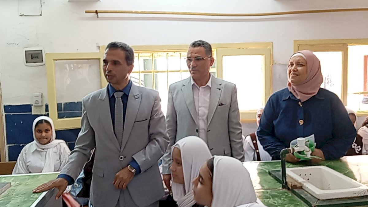 انتظام الدراسة بكفر الشيخ وتوزيع الكتب على الطلاب واستقبال الأطفال بالورود