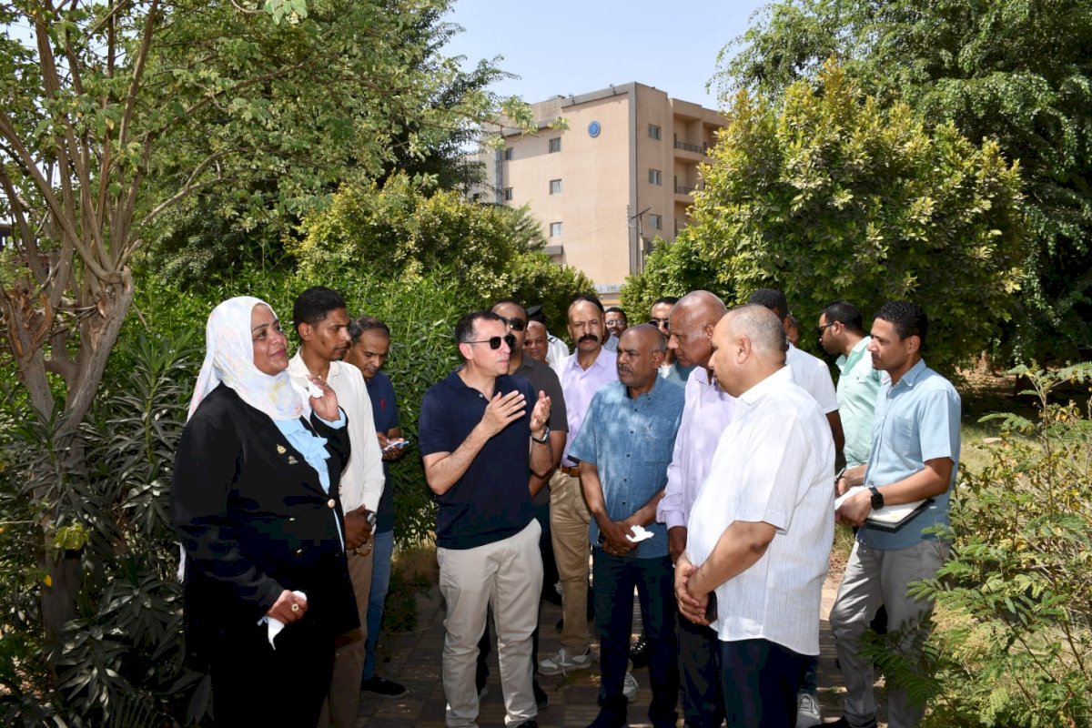 المهندس عمرو لاشين محافظ أسوان يتفقد الحديقة العامة بإدفو