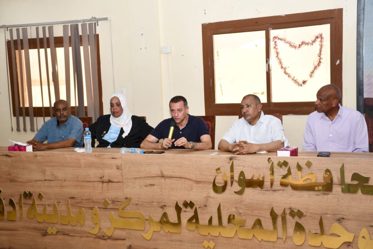 محافظ أسوان يعقد لقاءً جماهيرياً موسعاً مع أهالى إدفو