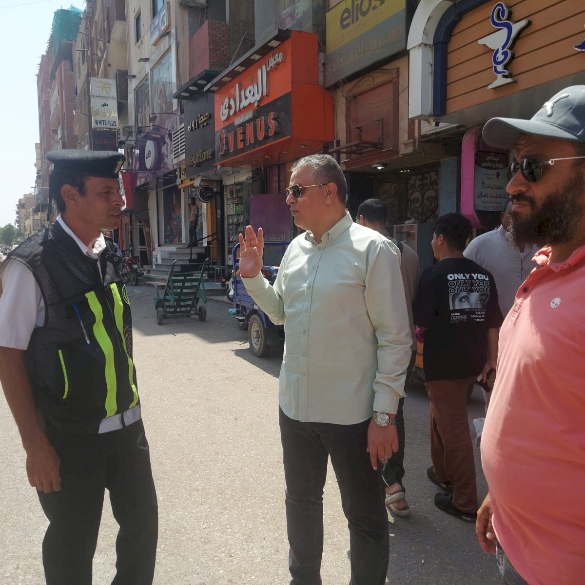 نائب محافظ أسوان يتفقد عدداً من المناطق السكنية بأحياء غرب وجنوب