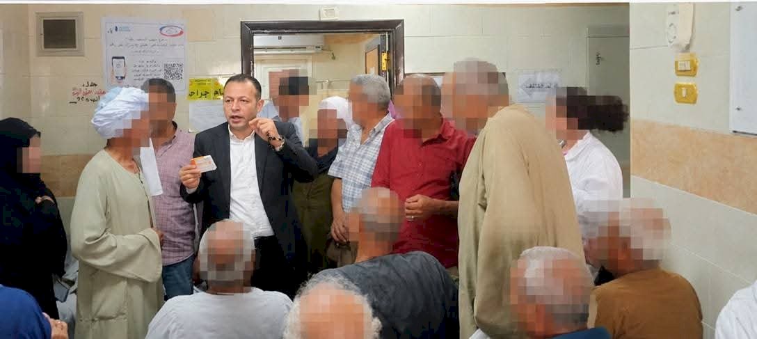مدير عام فرع قنا للتأمين الصحي في زيارة تفقدية لعيادة الوفاء الشاملة