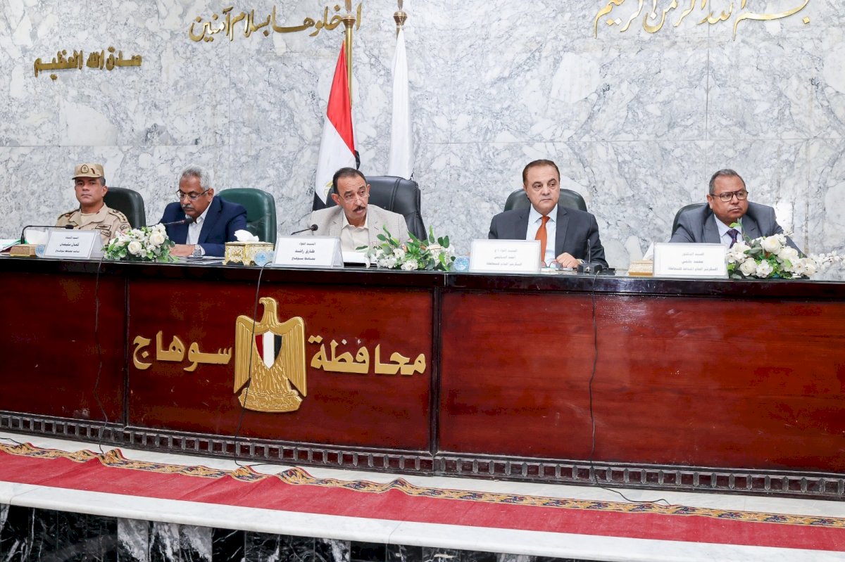 محافظ سوهاج يستمع لمطالب السوهاجيين في اللقاء الجماهيري الاسبوعي