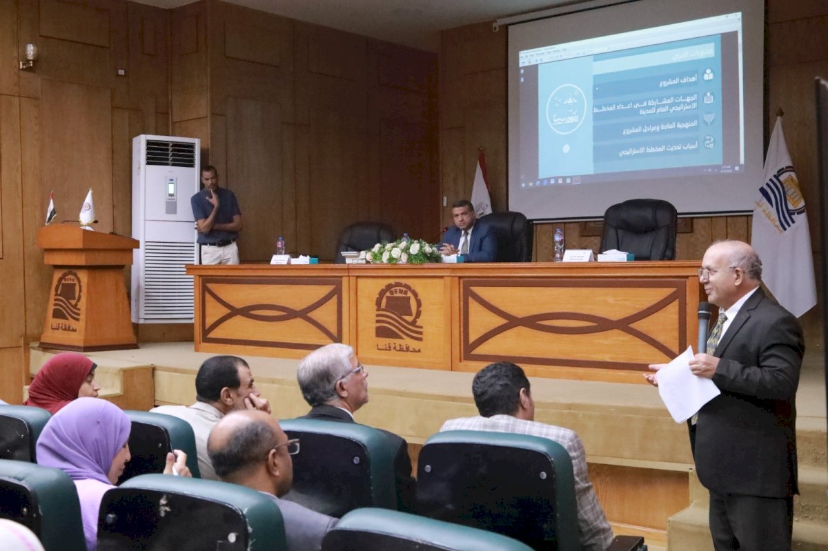 محافظ قنا يستعرض تحديث المخطط الاستراتيجي لمدينة الوقف ويوجه بسرعة الإنجاز