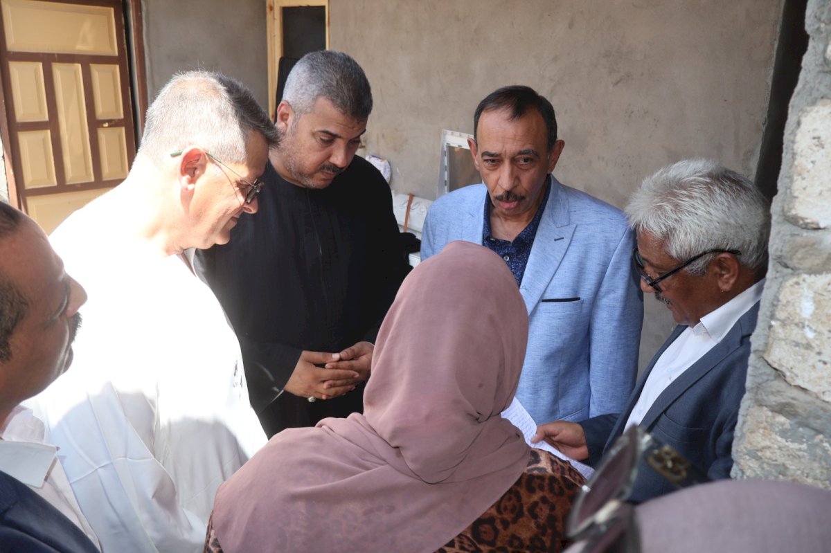 محافظ سوهاج يتفقد منازل المضارين من الحريق بقرية الأبعدية بمركز دار السلام