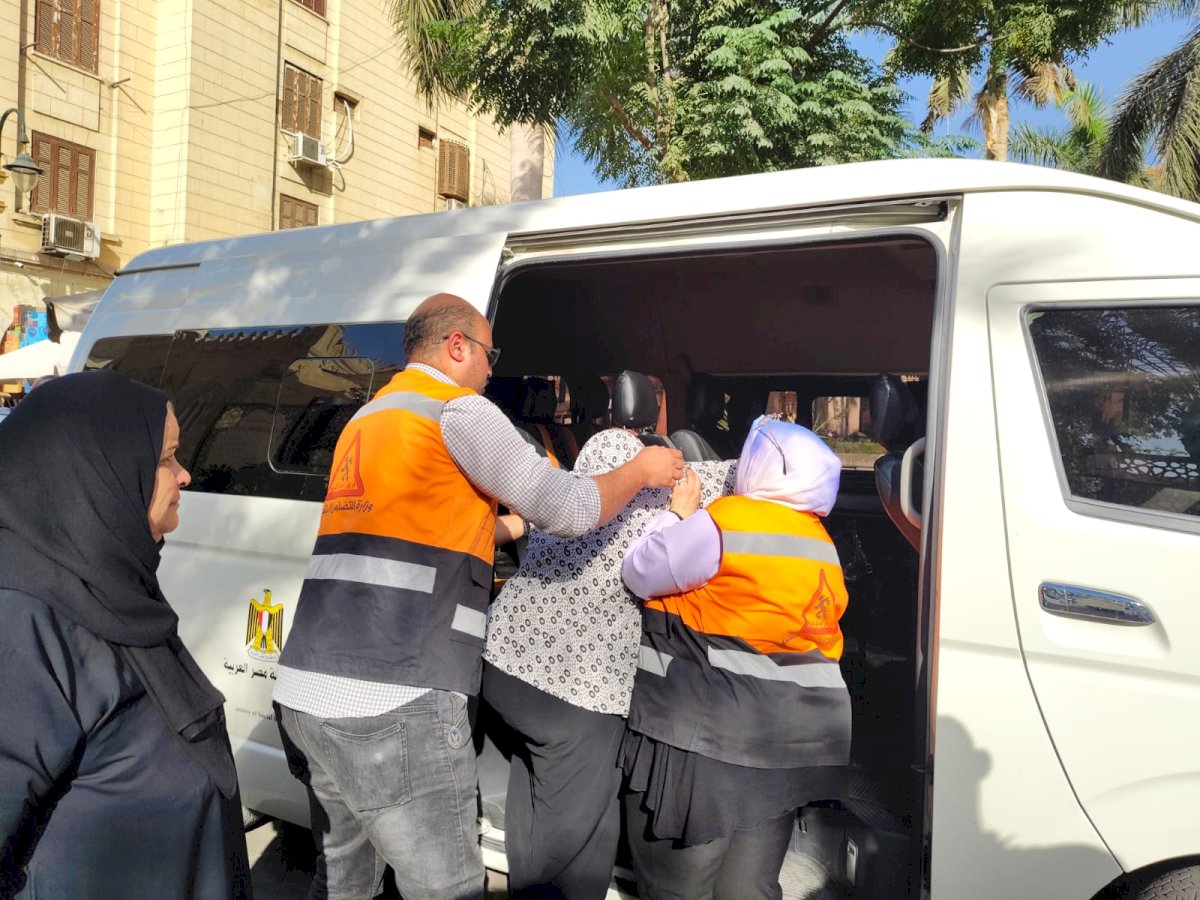 التضامن الاجتماعي: «التدخل السريع» ينقل مسنة بلا مأوى في منطقة الحسين إلى دار رعاية