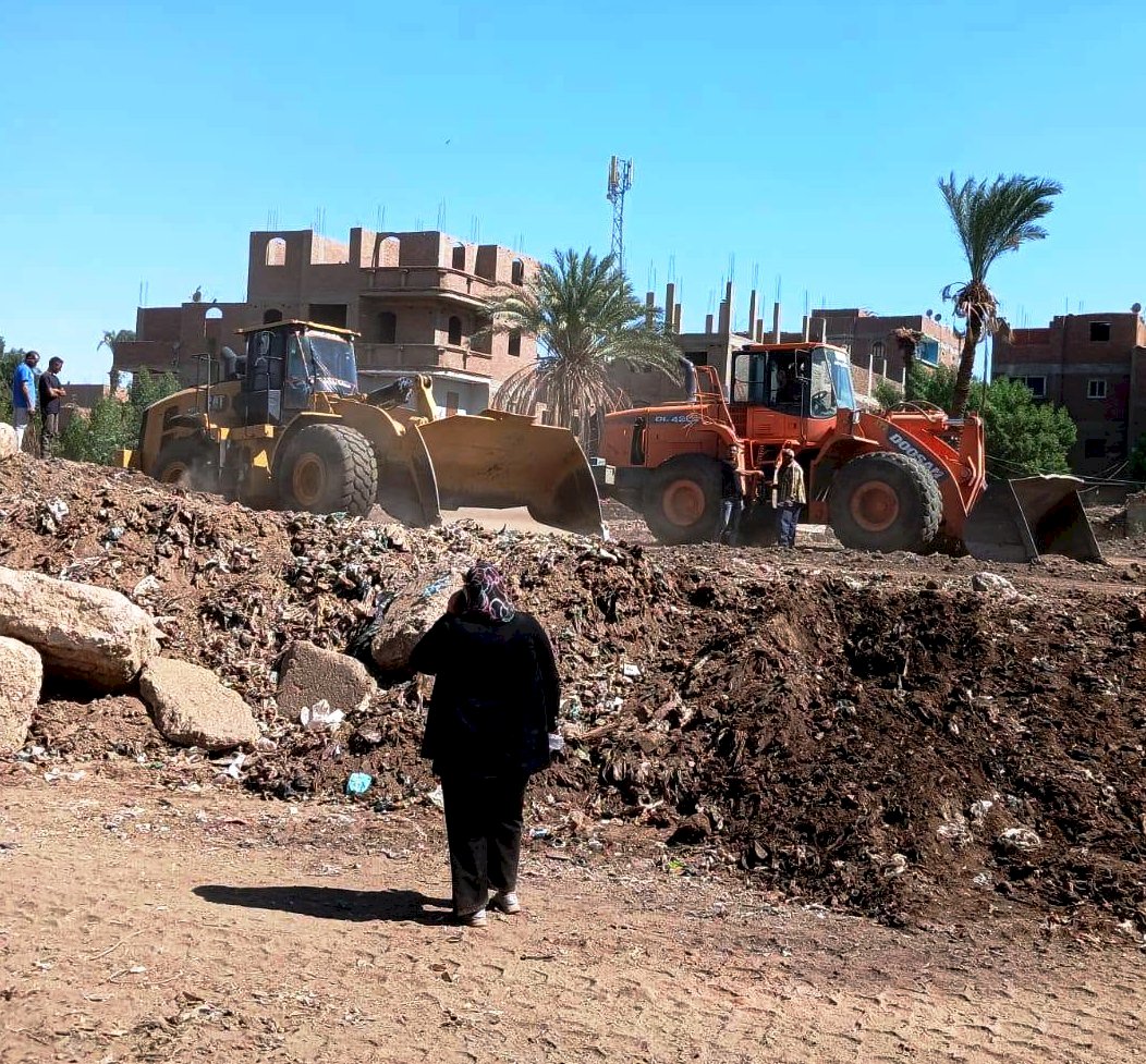 محافظ سوهاج رفع 250 طن قمامة ومخلفات خلال حملة نظافة مكبرة بقرية إدفا