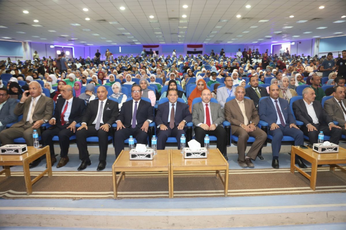رئيس جامعة قنا يشهد حفل استقبال الطلاب الجدد