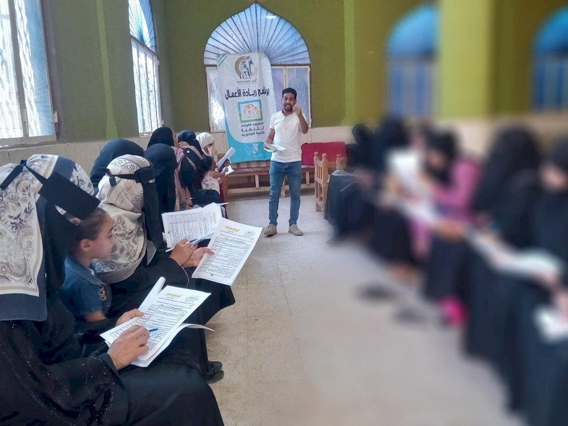 محافظ قنا يوجه بتكثيف تدريب السيدات والفتيات على ريادة الأعمال