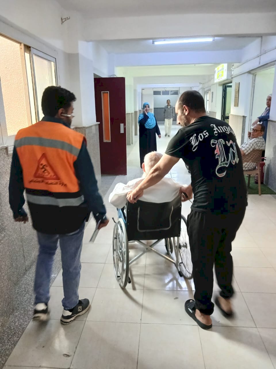 «التدخل السريع»  يستجيب لبلاغ  مسن  بلا مأوى وينقله إلى دار للرعاية بأوامر الوزيرة