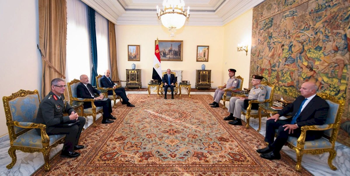 السيسي يستقبل وزير الدفاع الوطني اليوناني