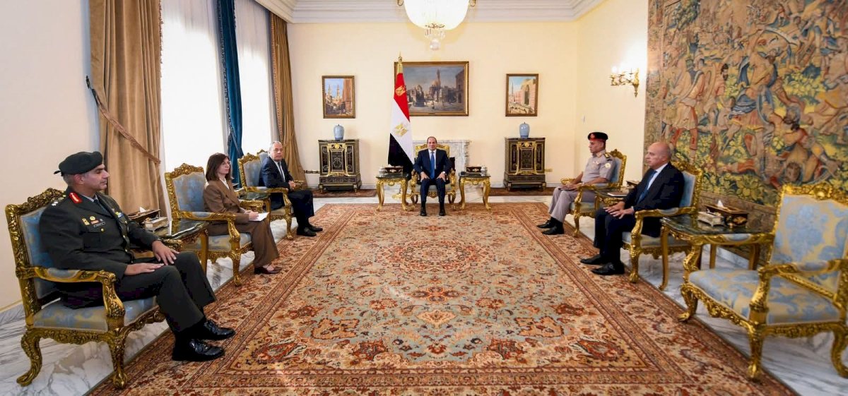 السيسي يؤكد لوزير الدفاع القبرصي ضرورة تعميق الشراكة