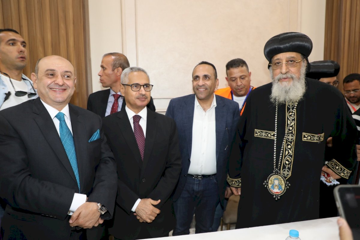 محافظ بني سويف يلتقي قداسة البابا تواضروس الثاني في ختام زيارته