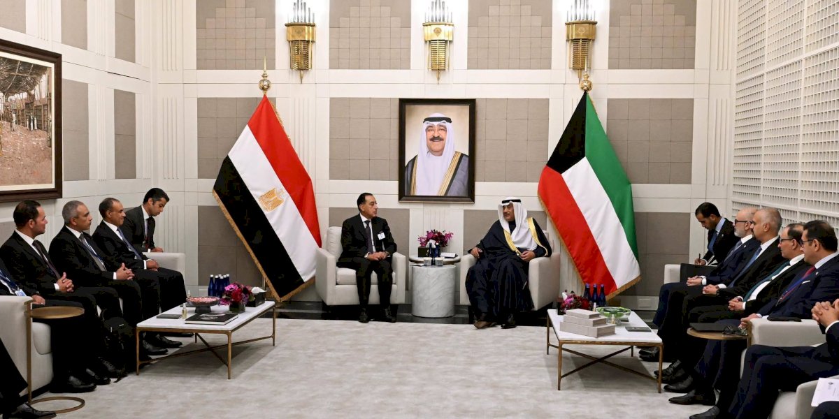 ولي عهد الكويت يستقبل رئيس الوزراء لبحث أوجه التعاون والتنسيق المشترك بين البلدين
