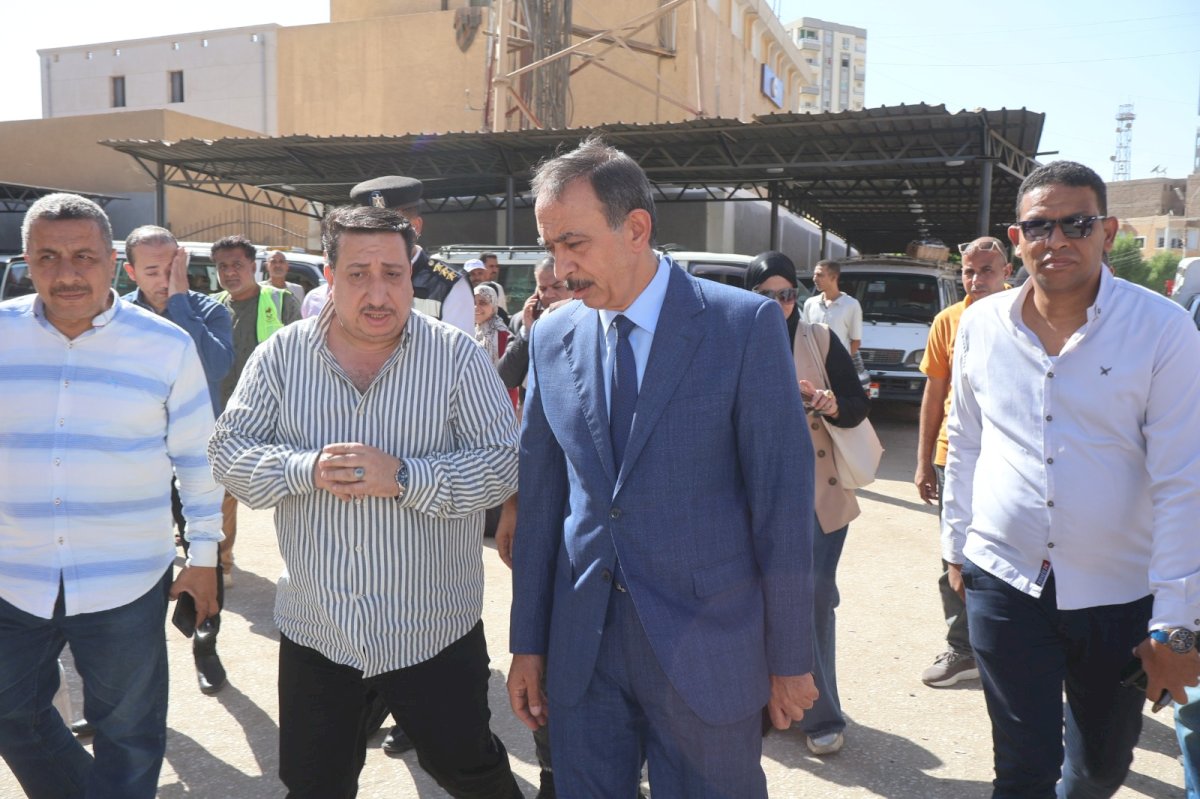 محافظ سوهاج يتفقد موقف طهطا ـ سوهاج ويلتقي المواطنين والسائقين