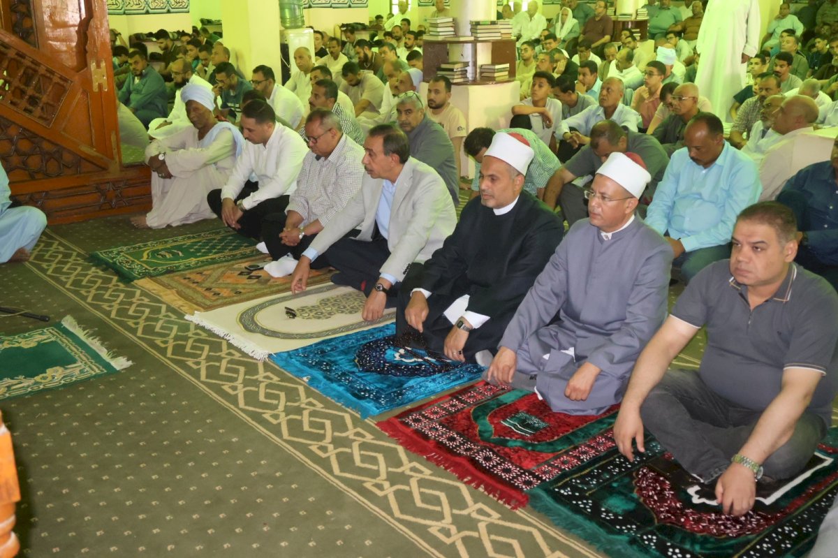 محافظ سوهاج يؤدي صلاة الجمعة بمسجد الشرطة بمدينة ناصر