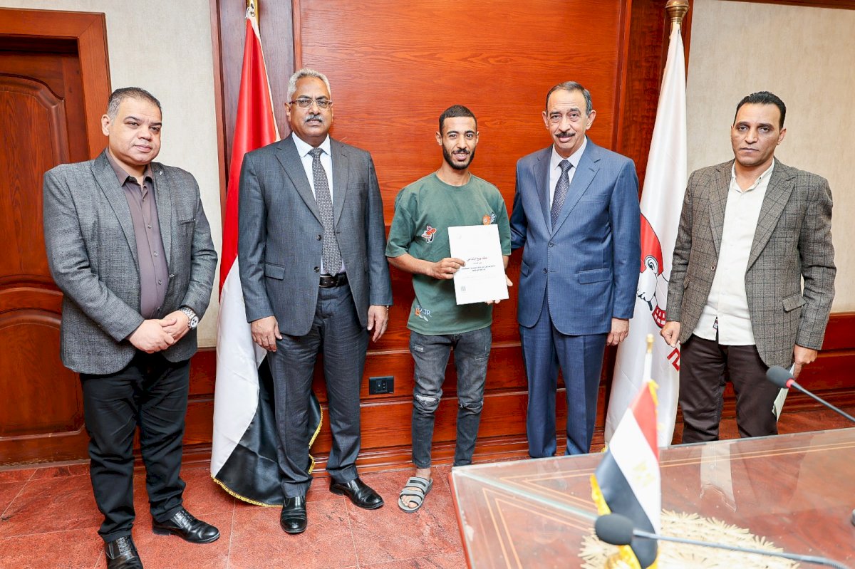 محافظ سوهاج يسلم عددا من عقود التقنين المؤمنة للمواطنين من مختلف مراكز المحافظة