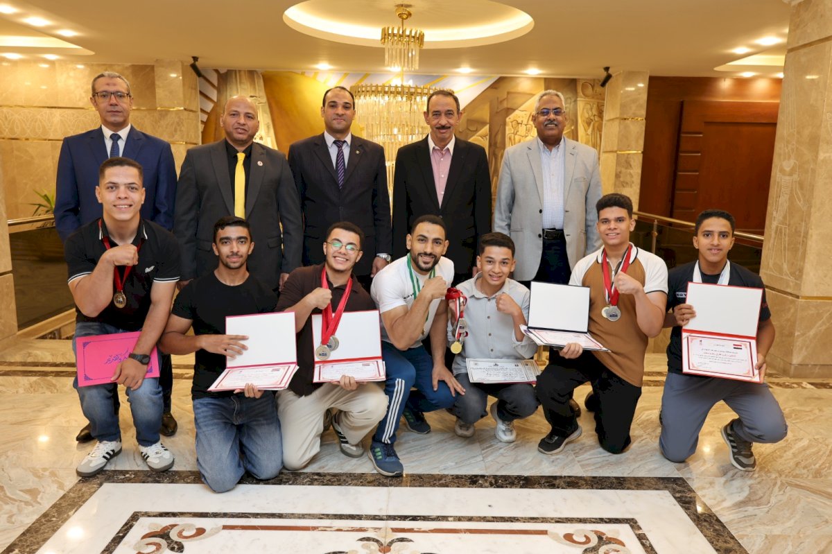 محافظ سوهاج يكرم ناشئي المحافظة الحاصلين على مراكز متقدمة في بطولات الجمهورية للقوة