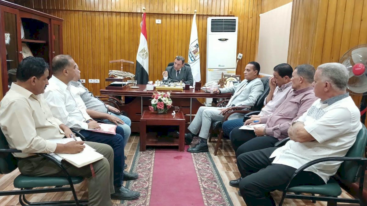 مدير تعليم بني سويف يعقد اجتماعًا مع مديري الإدارات التعليمية